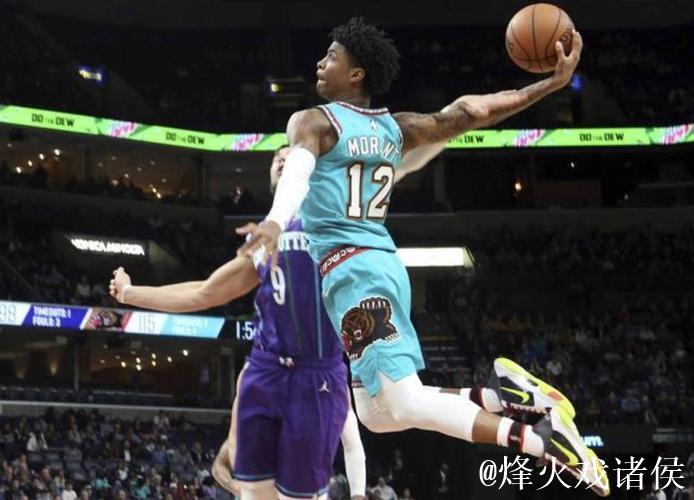 莫兰特转身摆脱防守上空篮打板过桥不沾框，随后无奈抱头